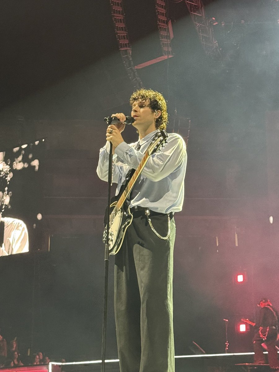 talkfastvol6's tweet photo. Who’s gonna tell 2013 me that she would one day be this close to her favorite band of all time #eassacramento https://t.co/LJEbrrEhTw