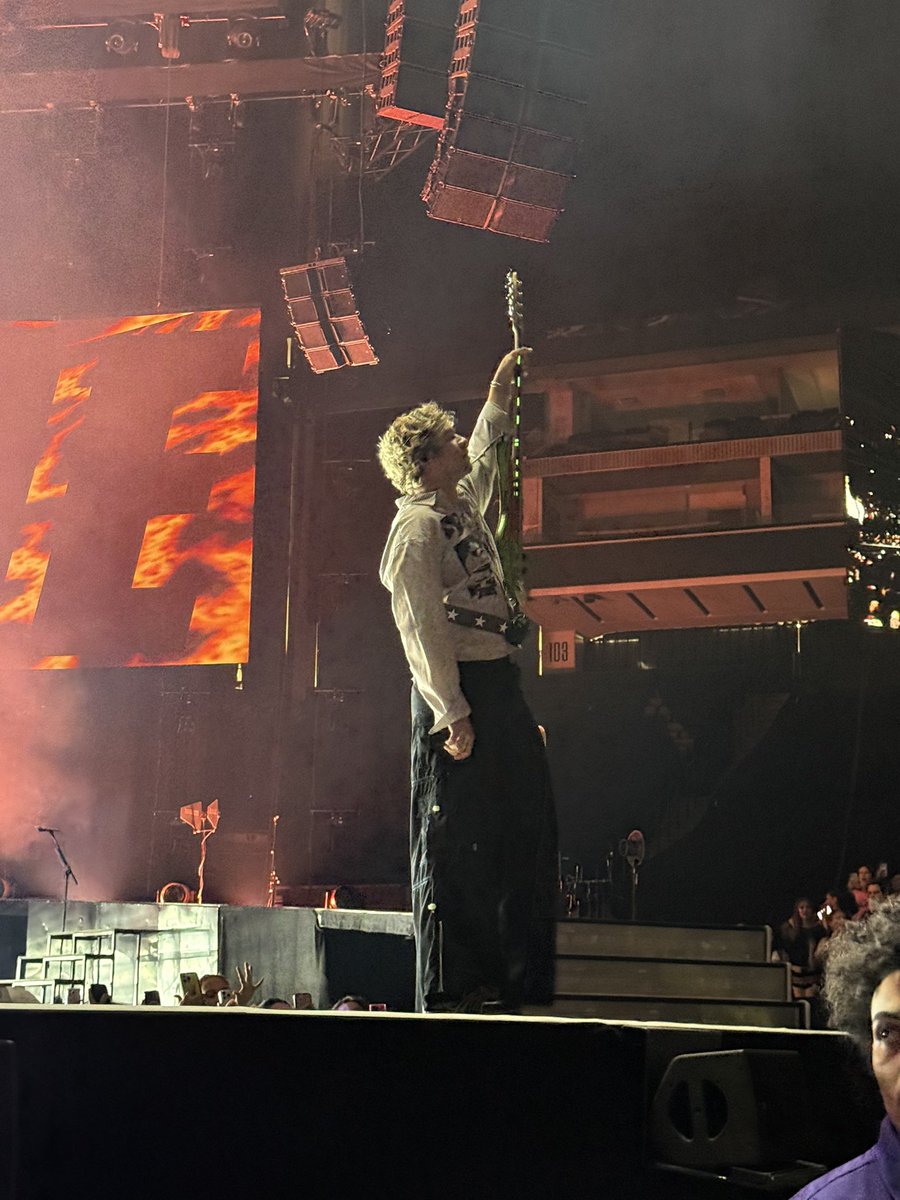 talkfastvol6's tweet photo. Who’s gonna tell 2013 me that she would one day be this close to her favorite band of all time #eassacramento https://t.co/LJEbrrEhTw