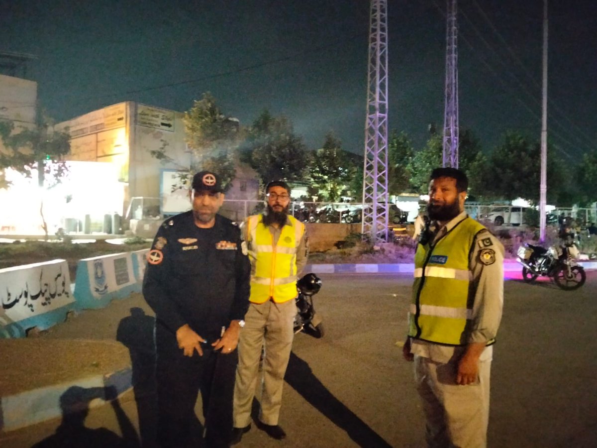 ICT_Police's tweet photo. ایس پی سی ٹی ڈی خالد محمود اعوان چیک پوائنٹس کا دورہ کیا۔ ڈیوٹی پر مامور پولیس افسران کو مشکوک گاڑیوں اور موٹر سائیکلز کی چیکنگ یقینی بنانے اور شہریوں کے ساتھ خوش اخلاقی سے پیش آنے کی ہدایات جاری کیں۔
#WeRIslamabadPolice #EidUlAdha #ICTP https://t.co/ns1o6w89GV
