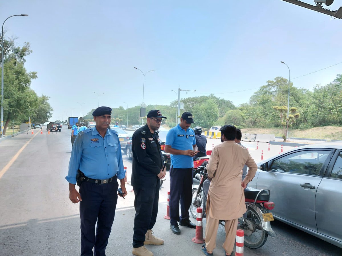 ICT_Police's tweet photo. ایس پی سی ٹی ڈی خالد محمود اعوان چیک پوائنٹس کا دورہ کیا۔ ڈیوٹی پر مامور پولیس افسران کو مشکوک گاڑیوں اور موٹر سائیکلز کی چیکنگ یقینی بنانے اور شہریوں کے ساتھ خوش اخلاقی سے پیش آنے کی ہدایات جاری کیں۔
#WeRIslamabadPolice #EidUlAdha #ICTP https://t.co/ns1o6w89GV