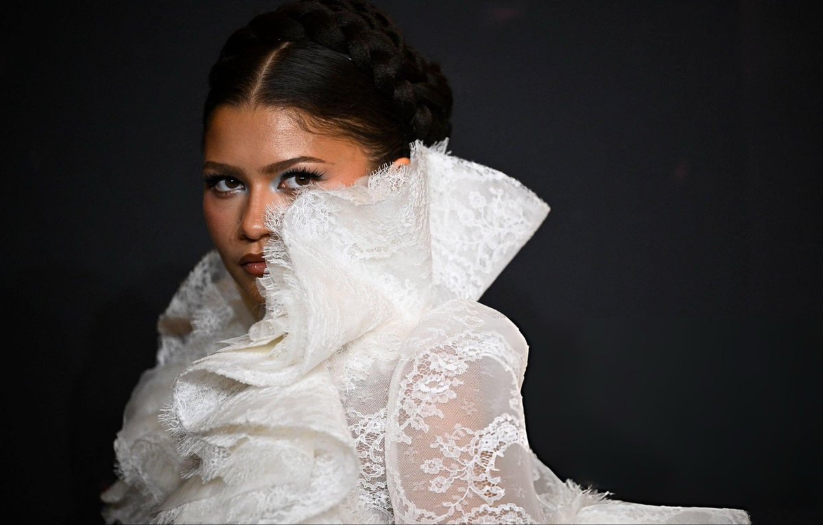 UpdatedZendaya's tweet photo. Zendaya photographed at 'The Odyssey' premiere in Paris! https://t.co/ky5hAIMpAC