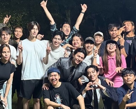harxeuphoria's tweet photo. seems like the last shoot is romemok scene. and pondphuwin are waiting for them to wrap up 🥹

꒰ #williamest #วิลเลี่ยมเอส ꒱ 
#PeachAndMeSeriesLastQ https://t.co/sq0bzMDPBa