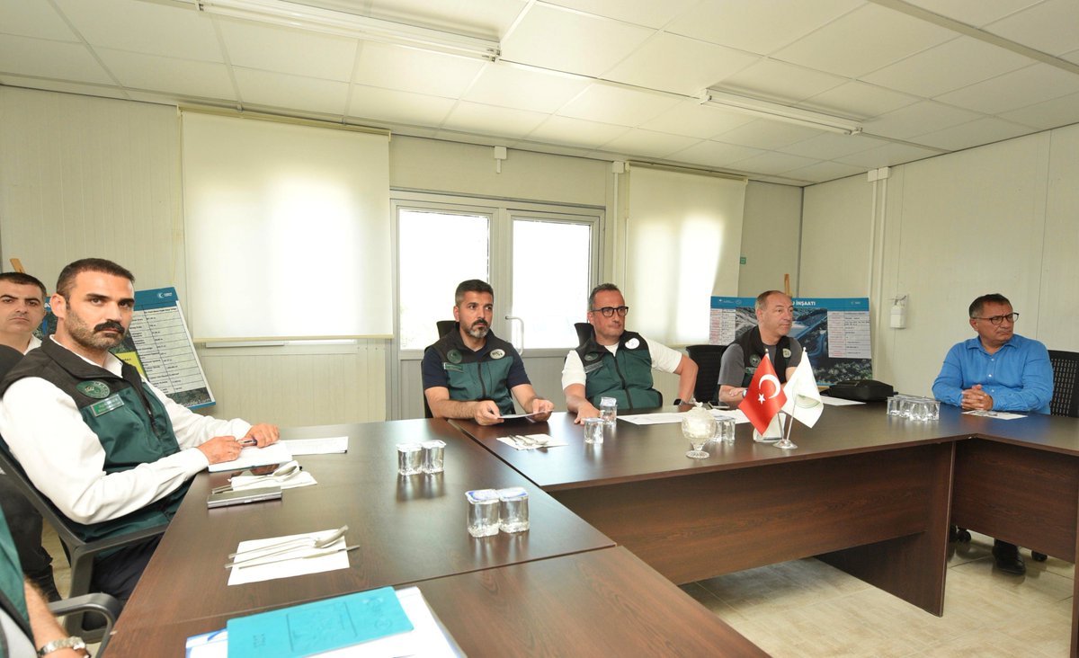 dsi_6_blgmd's tweet photo. 📍Osmaniye

Genel Müdür Yardımcımız Sayın Dinçer Aydoğan başkanlığında yapılan; 

✅Savrun Barajı İnşaatı
✅Arıklıkaş Göleti

işi toplantılarında, işlerin mevcut durumu hakkında değerlendirmelerde bulunup, aşamaları ve yürütülen çalışmaları yakından inceledi.  ⬇️⬇️ https://t.co/ophLadGVrI