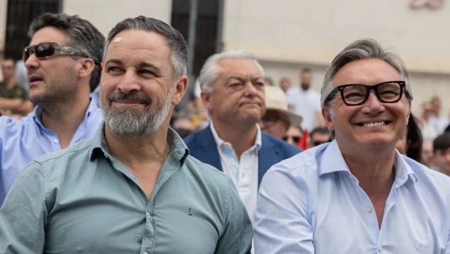 VOXpEspana's tweet photo. 🔴 ÚLTIMA HORA 

VOX logra reformar los requisitos de acceso a la vivienda en Andalucía: 10 años de empadronamiento para comprar VPO y 5 para alquiler social.

PRIORIDAD NACIONAL Y SENTIDO COMÚN. 🇪🇸 https://t.co/O7Za7WpnV8