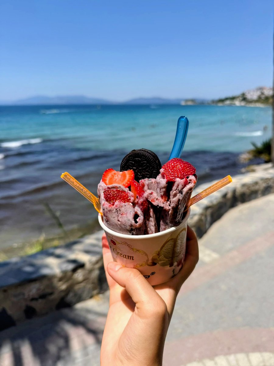ahntigone's tweet photo. Kuşadası'nda kadınlar denizi kötüydü ama üst kısımdaki kafelerden birinde Tayland dondurma yapan Hüseyin Bey vardı. Çocuklar bulmuş orayı.sonradan biz de gittik yanına. Tanıdığım en kibar esnaflardan biriydi.kremayı kendisi pişiriyormus. Hazırlarda süt tozu var diyor+ https://t.co/WtG9o7ecLf