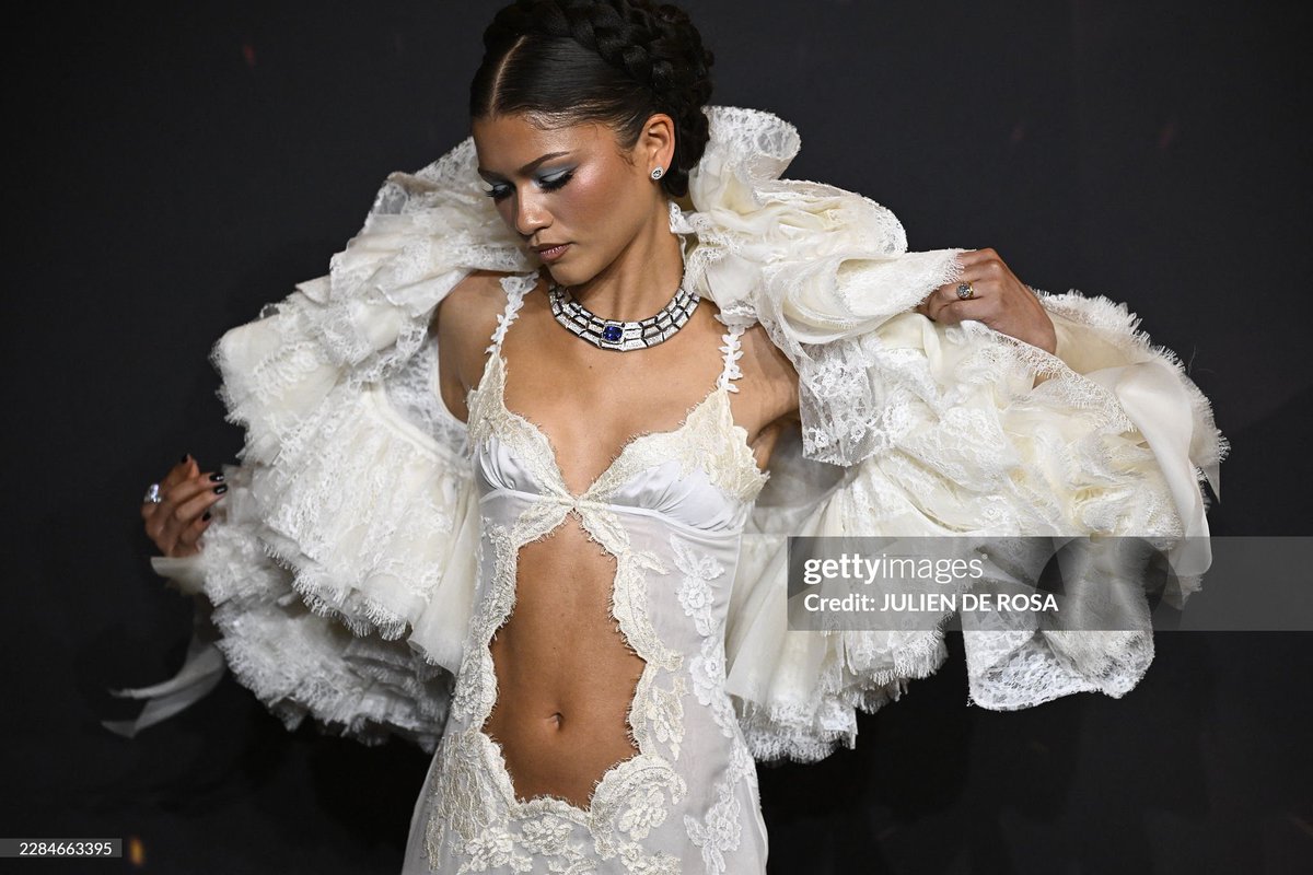 hllandayalali's tweet photo. THIS ZENDAYA PHOTO OH MY GOD https://t.co/Plhwi2Js5v