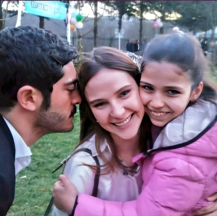 MYMT99's tweet photo. En güzel anılarımızı kameranın arkasında biriktirdik ♥️🥀
🥹 #MahCel #Maraşli
#BurakDeniz #AlinaBoz https://t.co/DUaeYN5vBe