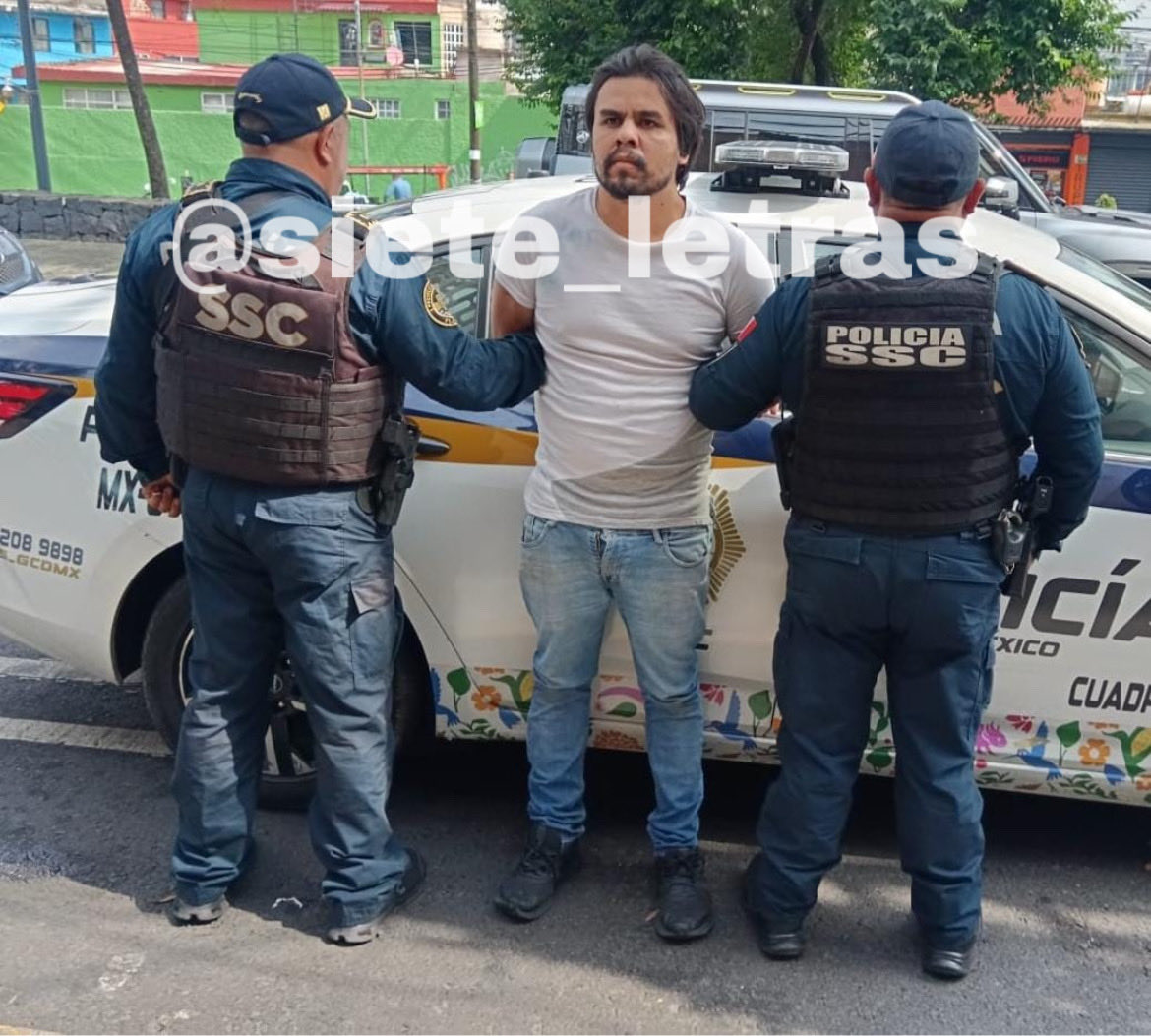 siete_letras's tweet photo. Descuartiza a su novia en @AlcaldiaAO:

Luis N discutió con Gaeli (19) porque cada 15 días veía al papá de su hijita.

Con un machete la atacó y una vecina lo descubrió intentando deshacerse de los restos.

@SSC_CDMX lo capturó. https://t.co/TuA4NUmI4m