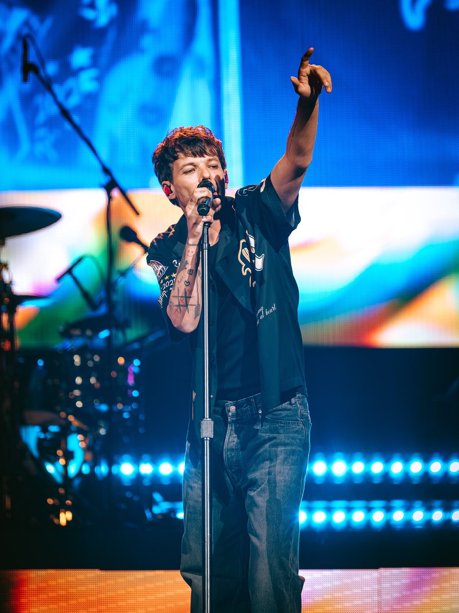 AEGworldwide's tweet photo. How Did We Get Here? How Can We Do It All Again? Still not over #LouisTomlinson at @cryptocomarena 💙 NYC you’re up next tn at MSG!

📸 @cryptocomarena Photos @Louis_Tomlinson https://t.co/d76E5SyPlk