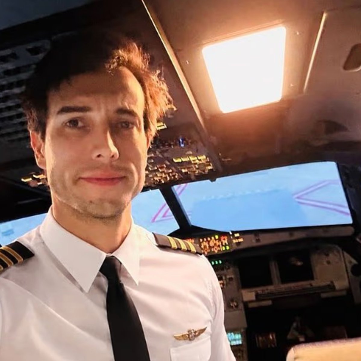 AFpost's tweet photo. A 22-year-old flight student was forced to land her plane alone after her flight instructor organized his belongings, told her, “You know what to do, keep moving forward,” and jumped from the plane to his death.

Follow: @AFpost https://t.co/MMgR2SoY0f