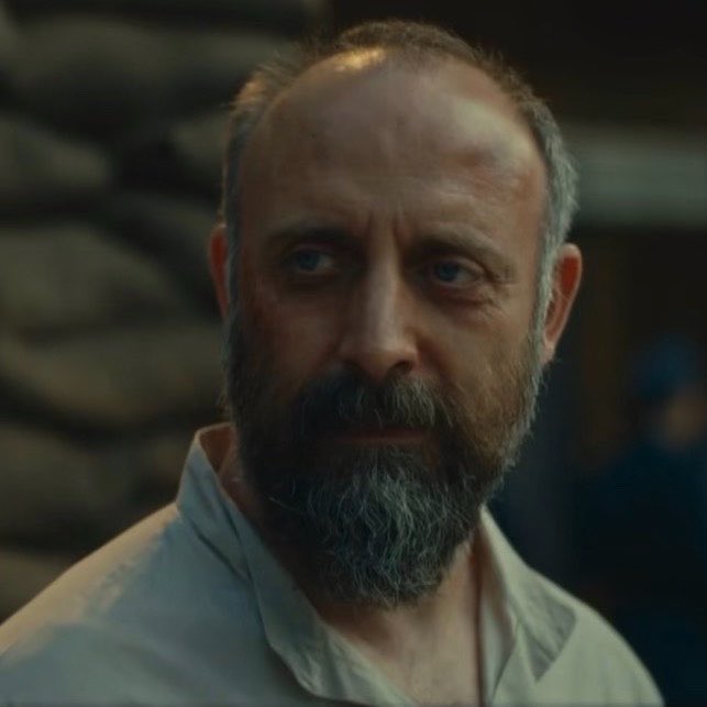 zuxvre's tweet photo. شخصية العميد جودت من مسلسل انت وطني اصنفها 
من افضل الشخصيات اللي شفتها طول حياتي

شخصية عظيمة من جميع النواحي مكتوبة بعناية ودقة
والاهم من هذا كله اداء الاسطورة هاليت ارغنتش العظيم

لن ننسى هذي الشخصية التاريخية 😢💙 https://t.co/MpDm5z68dA