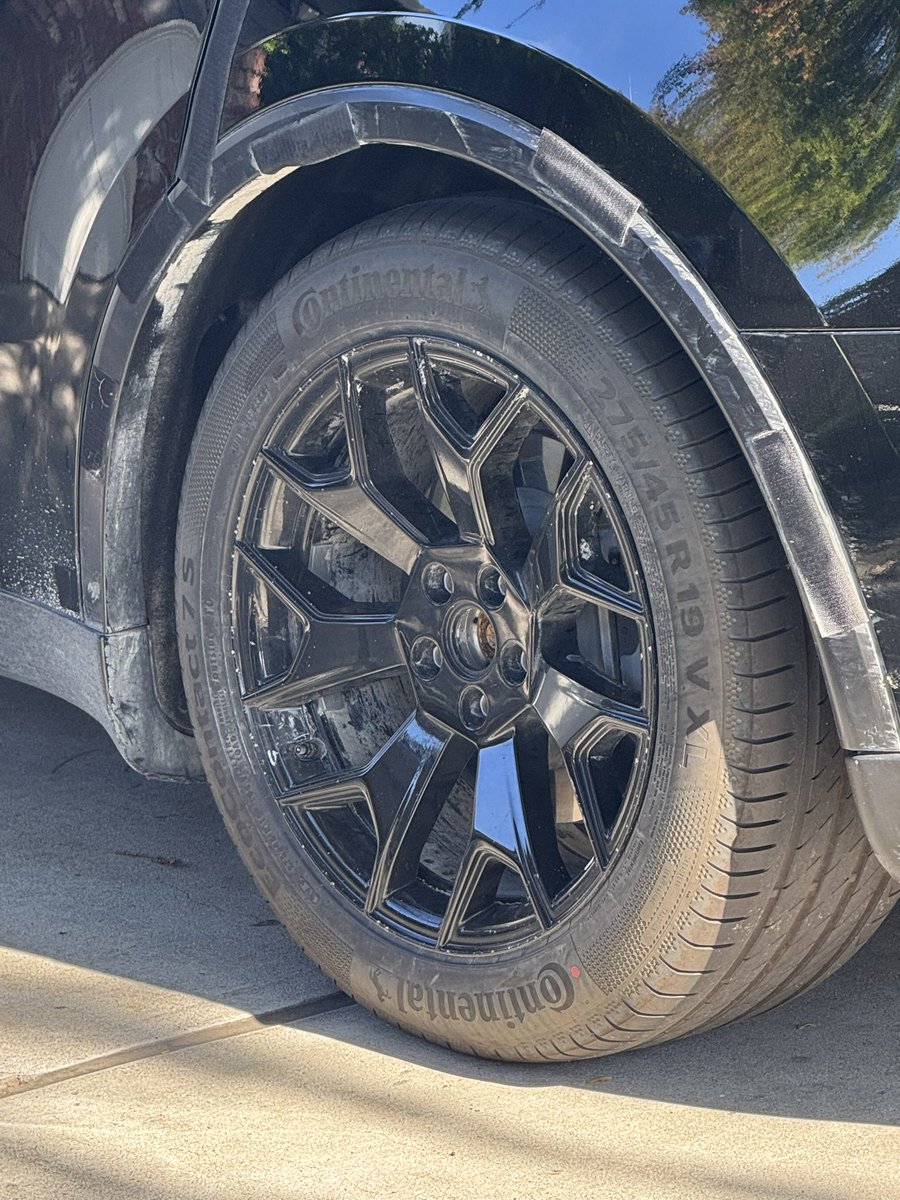 TeslaNewswire's tweet photo. Another Tesla Model Y L spotted uncovered in San Jose, California. 👀

This one features gloss black 19-inch Machina 2.0 wheels that have never been seen before. Just for this prototype, or will they be released soon? https://t.co/LGuaBdh8I6
