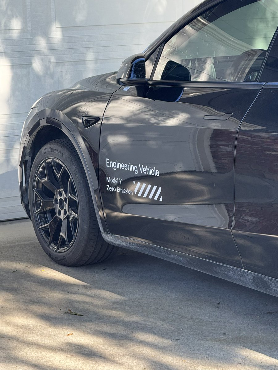 TeslaNewswire's tweet photo. Another Tesla Model Y L spotted uncovered in San Jose, California. 👀

This one features gloss black 19-inch Machina 2.0 wheels that have never been seen before. Just for this prototype, or will they be released soon? https://t.co/LGuaBdh8I6