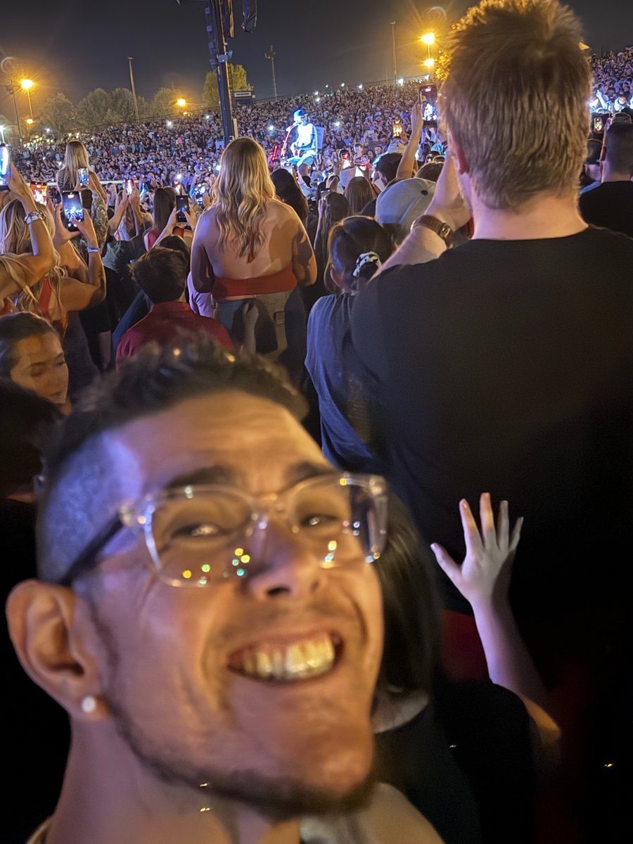 Squishy8712's tweet photo. @machinegunkelly didnt happen unfortunately in Salt lake :(  saw you by the gate (which event security daid i could wait there) while you were walking to the bus.  Then someone from security yelled "get the eff out here he doesnt have time for fans".  Maybe next time?! https://t.co/N1BCRRYjKk