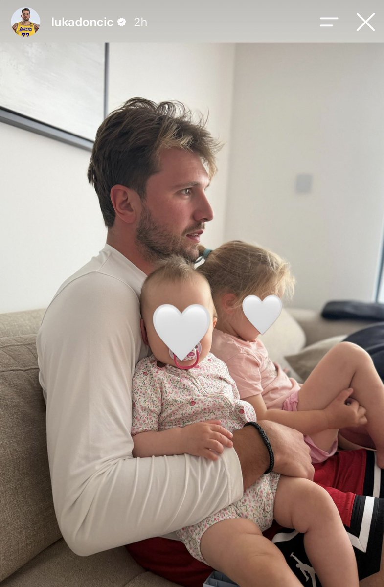 TheHoopCentral's tweet photo. Luka Doncic spending time with his daughters. ❤️🙌 https://t.co/JpnbxCQbDS