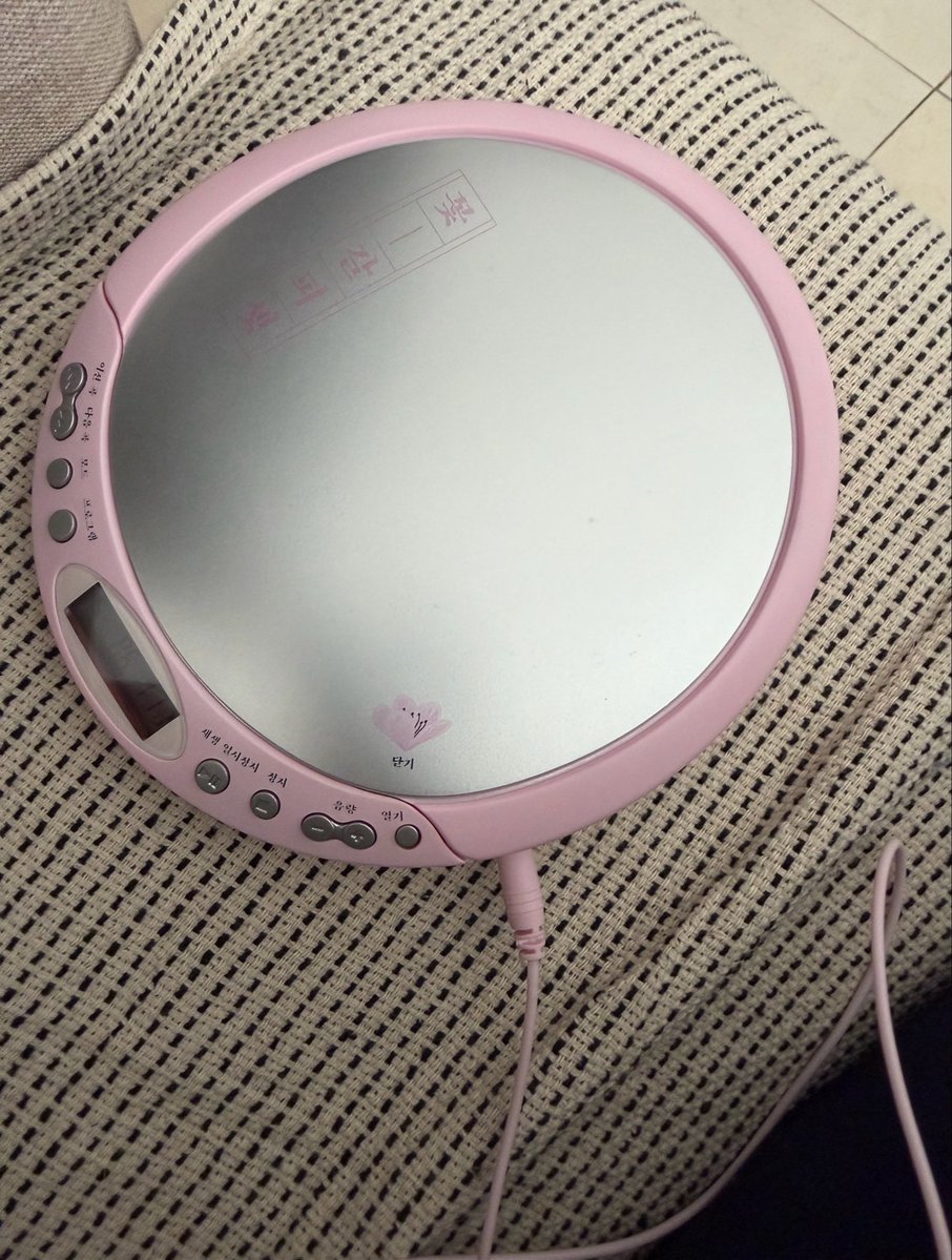 onceaespa's tweet photo. IUのディスクマン、本当にお気に入り🥹💿🎧
音楽を聴く時間がもっと楽しくなる！笑
ディスクマンの時代は知らないのに、使ってるだけでなんだか懐かしい気持ちになるの不思議🤍 https://t.co/E6NfPPvHFz