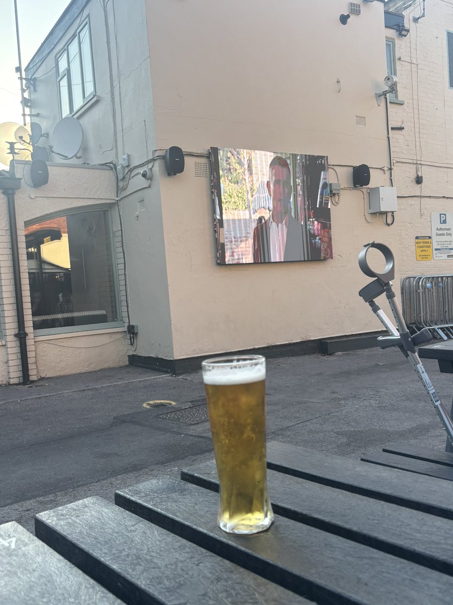 HcafcPluto's tweet photo. “I’ll have a pint and eastenders on the telly please Barman” https://t.co/8453z1zgEV