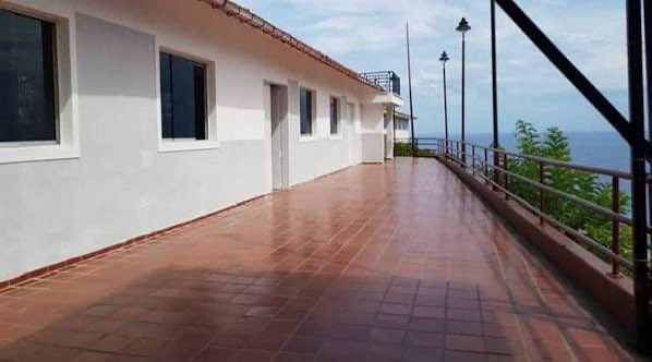 Cheskacsk's tweet photo. El hotel donde murieron 143 deportados de Estados Unidos va mucho más allá que solamente un hotel. Realmente era un centro de reclusión de paso mal llamado “Hotel Sanitario La Llanada” 

Los trasladados a ese espacio denunciaron irregularidades. Encierran a los deportados sin comunicación con sus familiares, habitaciones con literas donde separaban a los hombres de los niños y las mujeres y pasaban horas encerrados en “barracas” 

La pregunta es por qué unos deportados sin antecedentes son encerrados en una especie de hotel sin comunicación. Y aparte siendo vigilados por el SEBIN y la DGCIM