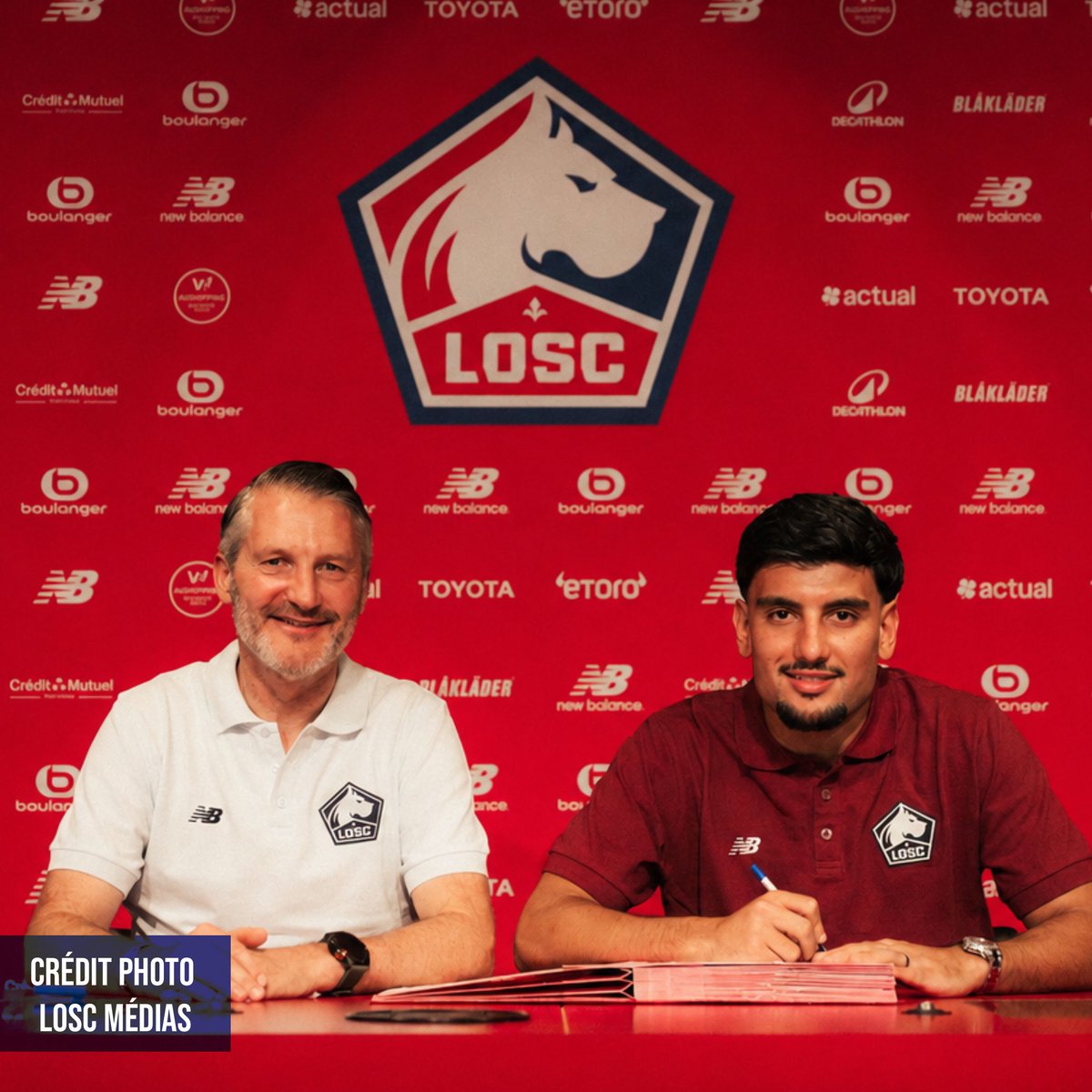 LePetitLillois's tweet photo. 🚨 𝗢𝗙𝗙𝗜𝗖𝗜𝗘𝗟 : Basar Önal est un Dogue !

L’ailier gauche turc de 22 ans a signé un contrat de 4 ans en provenance de NEC Nimègue pour 9,5M€ et 2,5M€ de bonus ! Bienvenue au LOSC, Basar ! 👏

🎙️ Sa réaction : « Je suis vraiment heureux de rejoindre le LOSC. C’est une grande étape pour moi et ma famille. La mentalité du club m’a attiré, et je pense m’épanouir ici. C’est un grand club, avec de bons supporters, une belle ambiance et de superbes installations. Je veux suivre l’exemple de Burak Yilmaz ou Yusuf Yazici, de grands joueurs turcs qui ont réussi ici. J’ai hâte de rencontrer mes coéquipiers et me mettre au travail. Allez le LOSC ! »