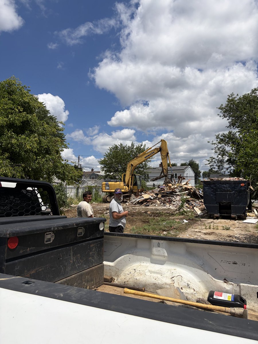 Bronco4779's tweet photo. @TOHFerretti @SFSLacrosse @Tradition_Lax THIS MR FERRETTI LEVITTOWN VACANT HOUSES HOUSES TORN DOWN ALL HOURS OF THE DAY NOISE DUST ON EVERYONE HOUSES  CAR AND BACKYARDS !!! LEVITTOWN BUILT BY VETERANS FOR VETERANS MR FERRETTI SOLD LEVITTOWN OUT AND ITS VETERANS TEAR IT DOWN AND THROW IT IN THE DUMPSTER https://t.co/c0QpfZBzXL