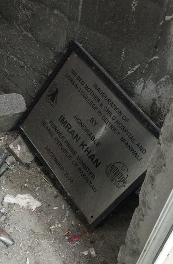 warrashot's tweet photo. The Shaukat Khanum hospital foundation plaque by Mian saanp is still there, and these losers took down PM Imran's plaque outta bughz.  

That alone tells you everything about their upbringing and class. Zarf zarf ki baat hai. https://t.co/4rkzcD8Ekw