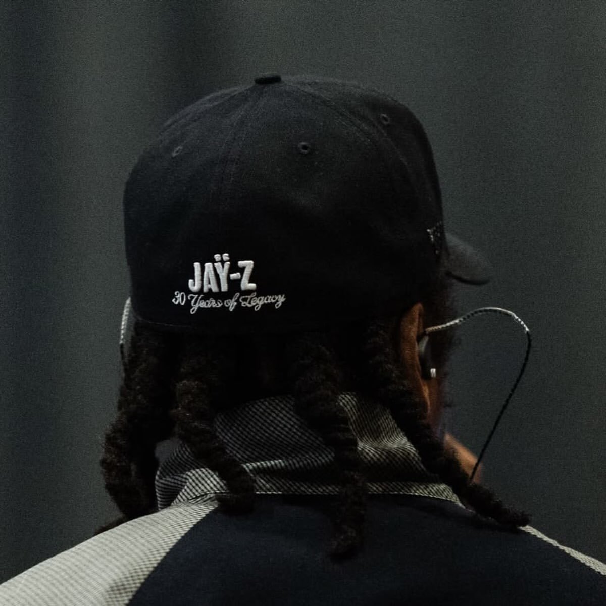 SoleRetriever's tweet photo. HAT TIP: Jay-Z spotted wearing a “Jay-Z 30” New Era Yankees fitted during rehearsals 👀

📷 roc.ette (IG) https://t.co/3AR55EQXRU