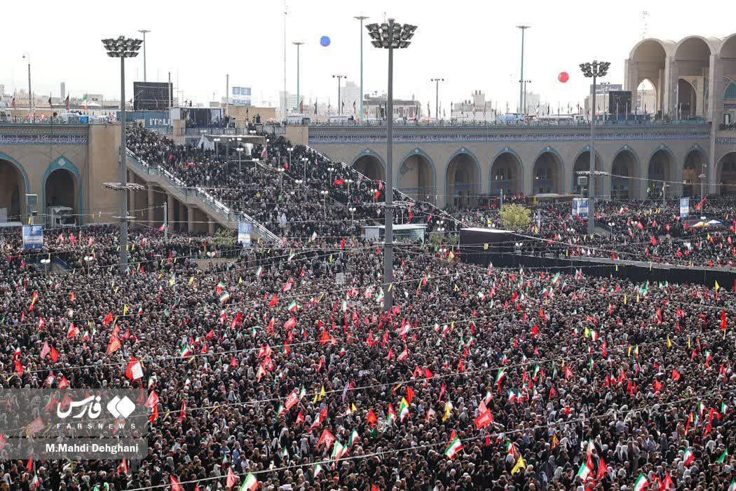 _roghayejf's tweet photo. @haghshenas42034 مگر هوا گرم نیست؟!
مگر این همه نگفتند که کسی نرود و...
چرا با زن و بچه و پیر و کهنسال آمدید؟!
اخ که فقط عشق میتواند این سختی ها را هیچ کند
شما مردم زنده به عشقید.... https://t.co/W6ICSS0jVh