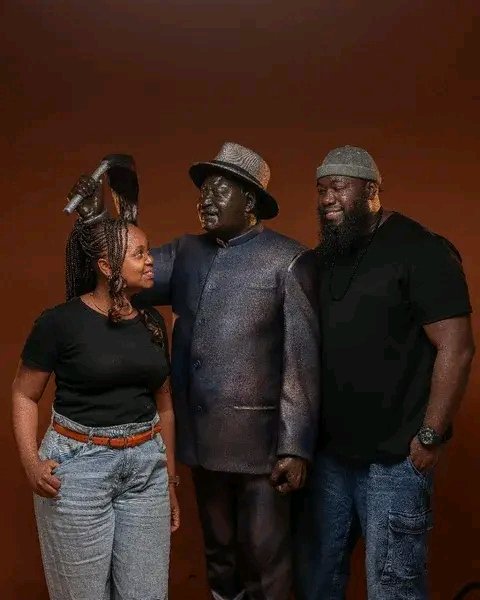omwambaKE's tweet photo. Kenyan sculptor Mandela Ondula has unveiled a striking sculpture of Baba Raila Amolo Odinga https://t.co/GvWiZbR4rx