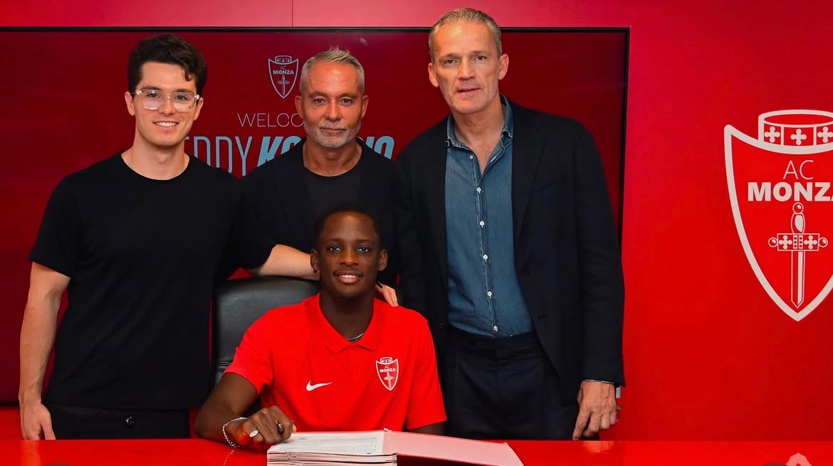 NicoSchira's tweet photo. The first pic of Eddy #Kouadio after the signing for #Monza. Deal completed by the agents Alessandro Moggi, Luciano Moggi and Duccio Innocenti. #transfers https://t.co/tFBgRYg2Aj