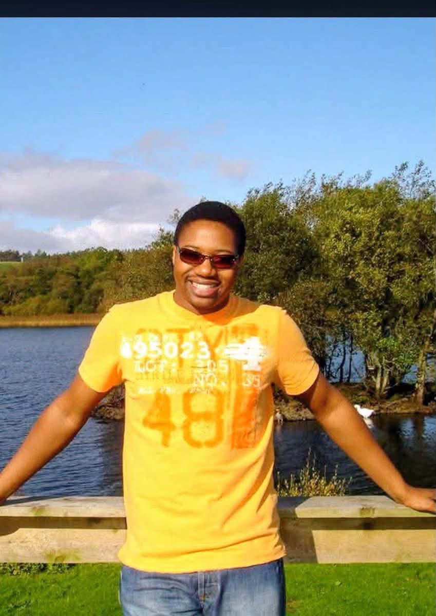 Am_Blujay's tweet photo. If you see this man anywhere in Zimbabwe or South Africa or anywhere please call the police his name is Mark , he killed his wife and two young daughters in the UK and fled https://t.co/qVi75KFZhl