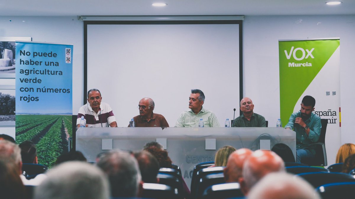 AntonioAmnieto's tweet photo. Junto a más de medio centenar de agricultores y ganaderos, reunidos en Fuente Álamo, VOX exige al gobierno regional que se vuelque en el nuevo ciclo hidrológico para revertir el cierre del Trasvase en 2027 y modifique la Ley del Mar Menor que asfixia al Campo de Cartagena. https://t.co/NblvLFPdQs