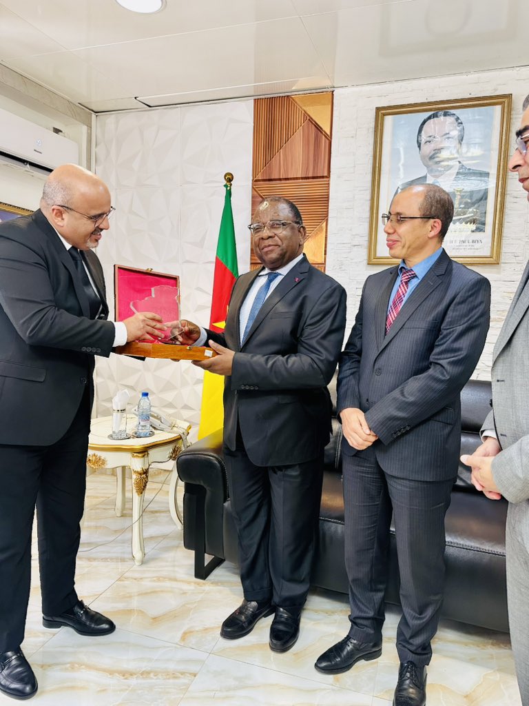 MincommerceCMR's tweet photo. Le Min @MbargaAtangana1 a reçu l’Ambassadeur d’Algérie, S.E. #Abdallah_Boukemmache, accompagné du PDG de la Holding MADAR, M. #Adel_Khemane. Une audience placée sous le signe du renforcement de la coopération économique entre le Cameroun et l’Algérie. https://t.co/LILLNFVBlu