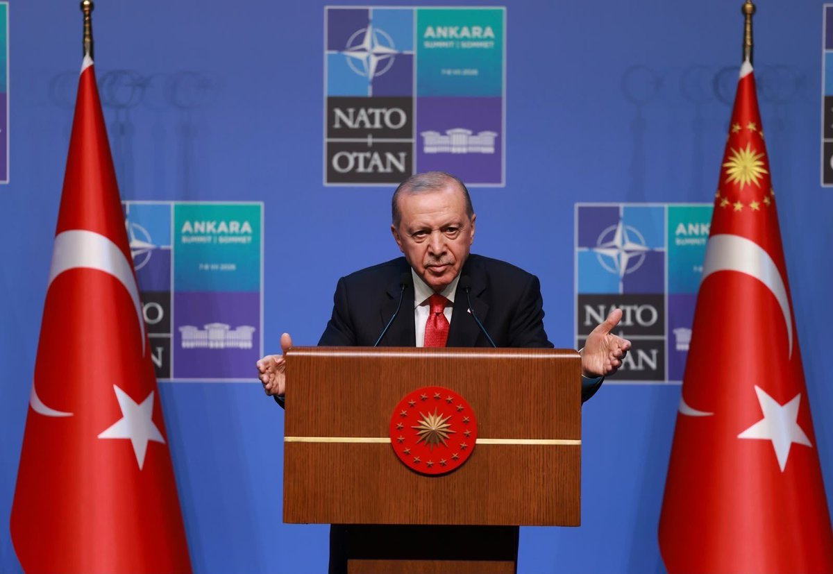 burhanduran's tweet photo. Cumhurbaşkanımız Sayın Recep Tayyip Erdoğan, NATO Ankara Zirvesi’nin (#NATOsummit) ardından düzenlediği basın toplantısında, Zirvenin Avrupa-Atlantik güvenliğinin geleceği açısından önemli kararlarla tamamlandığını belirterek, daha güçlü, daha dayanıklı ve dayanışması daha da güçlenmiş bir NATO için Ankara’da önemli adımlar atıldığını ifade etti.

Cumhurbaşkanımız, Türkiye’nin NATO’nun ikinci büyük kara ordusuna sahip bir müttefik olarak İttifaka güçlü katkılar sunduğunu vurgulayarak, savunma sanayiinde son yıllarda kaydedilen ilerlemenin Türkiye’yi birçok alanda öncü konuma taşıdığını söyledi. Savunma alanındaki iş birliklerinin güçlendirilmesi, müttefikler arasındaki kısıtlamaların kaldırılması ve Avrupa güvenlik mimarisinin NATO’yu tamamlayıcı bir anlayışla şekillenmesi gerektiğini ifade etti.

Cumhurbaşkanımız, Ukrayna-Rusya Savaşı’nın sona erdirilmesi için diplomasi ve diyalog çağrısını yineleyerek, Türkiye’nin tarafları yeniden bir araya getirmeye hazır olduğunu belirtti. Gazze ve Lübnan’daki insani dramın sona ermesi ve bölgede kalıcı barışın sağlanması için uluslararası toplumun ortak sorumluluk üstlenmesi gerektiğini vurguladı.

Cumhurbaşkanımız, Zirve kapsamında liderlerle verimli görüşmeler gerçekleştirdiklerini belirterek, Türkiye’nin diplomasi merkezi olma vasfını güçlendirmeye devam ettiğini ifade etti. Önümüzdeki dönemde Ankara’da Türk Devletleri Teşkilatı Liderler Zirvesi’ne, Antalya’da ise COP31 İklim Zirvesi’ne ev sahipliği yapacak olmanın Türkiye’nin uluslararası alandaki etkin rolünün önemli bir göstergesi olduğunu söyledi.