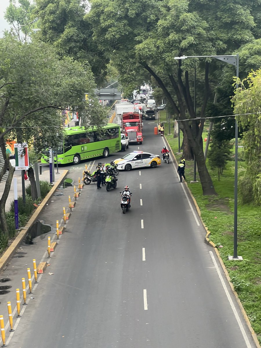 _Tanies_'s tweet photo. @TlalpanVecinos Cerrada la calzada de Tlalpan dirección centro a la altura de la desviación al viaducto Tlalpan. https://t.co/W2XYZ1bSn8