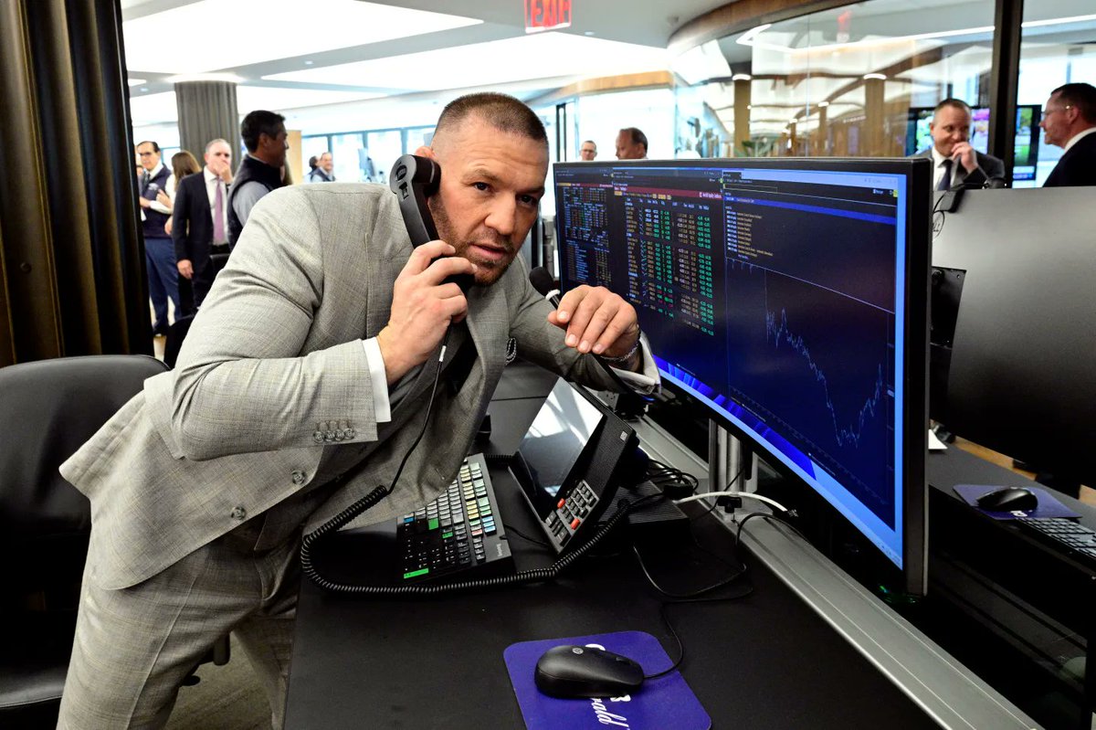 VersoJobs's tweet photo. accurate depiction of @johnnyabrask slinging generational opportunities at the best startups in the country https://t.co/RHEQrc6HN4