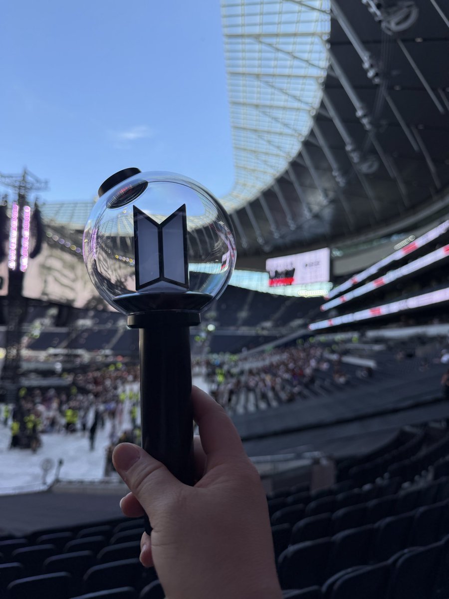 MJ87702148's tweet photo. What an exhilarating experience to attend my very first BTS concert 😭 seeing TK in person i was just emotional.I was seated on the first level and it’s near where their point of entry and exit. The screams was just deafening ! Our boys are just mighty fine 🔥💜💚🫠 https://t.co/6pasUl1tQ0