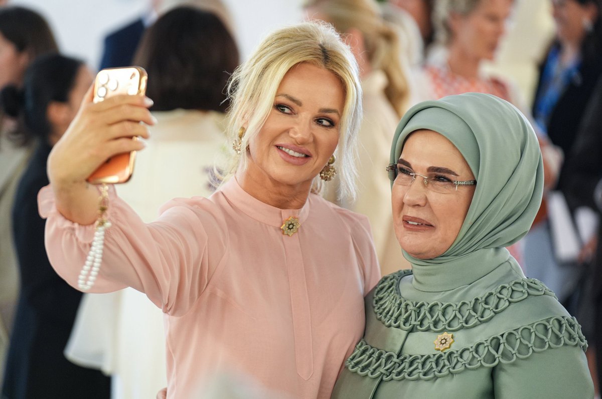 RumeysaKadak's tweet photo. 20 sene önce Türkiye’de düzenlenen NATO programına @EmineErdogan hanımefendi “giyimi (başörtüsü)” sebebiyle davet edilmemişti. Dönemin Cumhurbaşkanı talimatıyla.

Bugün devlet başkanlarının eşlerinin katıldığı programlara bizzat kendileri liderlik ettiler.

Gurur duyuyoruz. 🇹🇷 https://t.co/TkKZF0ecLr