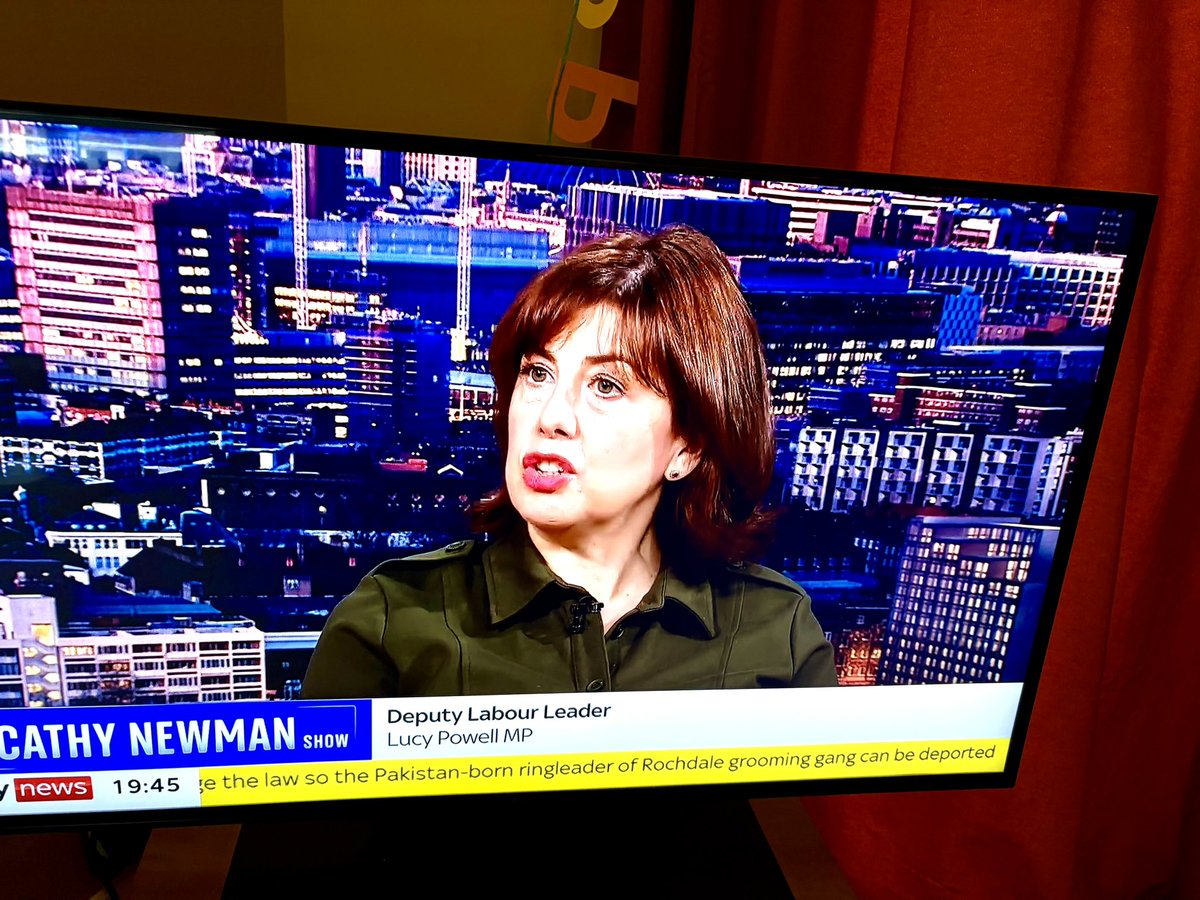 MmmkayUltra's tweet photo. Lucy Powell’s handlers cleverly decided to put her into an olive green dress with epaulettes when she goes on @SkyNews to blurt “GUNS BEFORE BUTTER!”  Very smooth https://t.co/v9qTOC4w0z