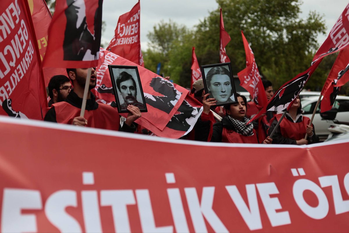 devrmcgencist5's tweet photo. 5 Temmuz sabahı Çanakkale’de gerçekleştirilen operasyonlarda gözaltına alınan yoldaşlarımızın 2’si ev hapsiyle olmak üzere tümü serbest bırakıldı. 

NATO’ya dikensiz gül bahçesi sunmak için Çanakkale’de gözaltına alınan yoldaşlarımızın hepsini aldık. Memleketin dört bir yanında NATO gelecek diye tutuklanan yoldaşlarımızın da hepsini alacağız.