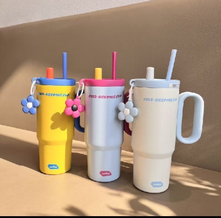 bismillahwml_'s tweet photo. Eh, ini tumblernya lucu banget, kan?! Kapasitas 750 ml, ada pegangannya, plus sedotan juga. Cocok buat ngantor, kuliah, atau dibawa jalan. Harganya juga whort it to bgttt 😆😙 https://t.co/WpJUTBFjYA
