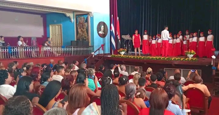 RadioGranma's tweet photo. #Graduación 🇨🇺🎓 El Teatro #Manzanillo acogió en esta jornada la 47ma. Graduación de la Universidad de Granma en el curso 2025-2026.
Espere detalles a través de nuestra página web ➡️ https://t.co/WXcHvbYeUY
📷 Universidad de Granma
#EducaciónSuperior #CubaEduca https://t.co/xjDk4IHeqp