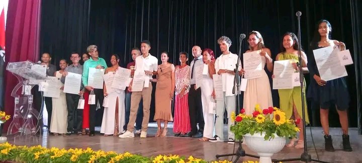 RadioGranma's tweet photo. #Graduación 🇨🇺🎓 El Teatro #Manzanillo acogió en esta jornada la 47ma. Graduación de la Universidad de Granma en el curso 2025-2026.
Espere detalles a través de nuestra página web ➡️ https://t.co/WXcHvbYeUY
📷 Universidad de Granma
#EducaciónSuperior #CubaEduca https://t.co/xjDk4IHeqp