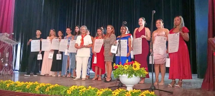 RadioGranma's tweet photo. #Graduación 🇨🇺🎓 El Teatro #Manzanillo acogió en esta jornada la 47ma. Graduación de la Universidad de Granma en el curso 2025-2026.
Espere detalles a través de nuestra página web ➡️ https://t.co/WXcHvbYeUY
📷 Universidad de Granma
#EducaciónSuperior #CubaEduca https://t.co/xjDk4IHeqp