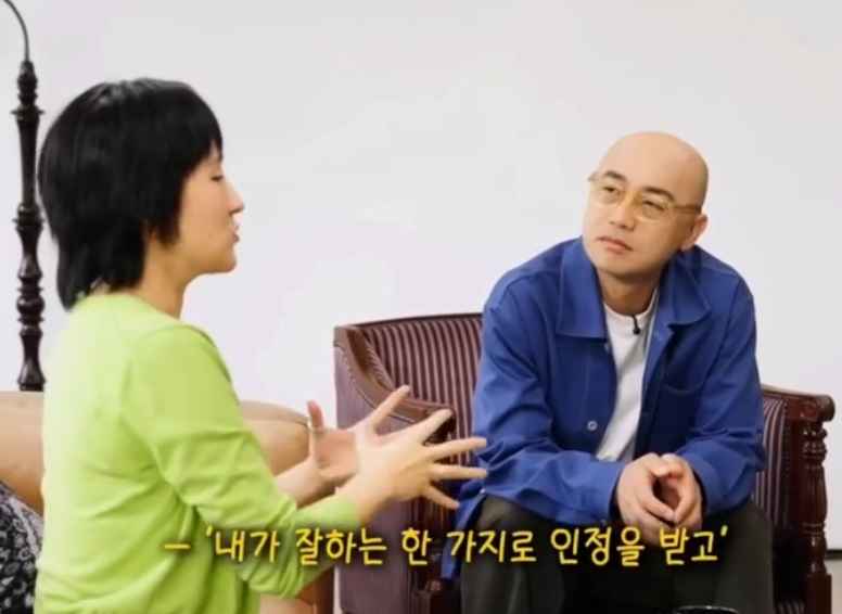 laterinfo_'s tweet photo. 뮤지션 선우정아가 몸이 무너지고 나서야 깨달은 것
진짜 잘 사는 건 화려한 성취가 아니라 '일상을 컨트롤할 줄 아는 능력'이라는 거임.

한때 그는 워커홀릭의 삶을 잘 사는 삶이라 믿었음. 타고난 재능도 있고 실제로 열심히 하기도 했으니까, '내가 잘하는 한 가지로 인정받고 열심히 사는 게 잘 사는 것'이라 생각한 거임. 잠 안 자도 계속할 수 있다며 끝까지 달려드는 자기 모습을 스스로 즐기기까지 했음.

근데 그렇게 무리한 끝에 몸이 무너졌음. 그리고 그제야 중요한 걸 깨달았다고 함. 결국 자기 일상을 챙길 줄 아는 사람이 오래 일할 수 있다는 것. 인생은 아직 한참 남았는데, 끝까지 달리기만 하는 방식으로는 그 긴 시간을 버틸 수 없다는 것.

그가 내린 결론은 명확함. 최대한 오랫동안 음악을 하고 싶은데, 그러려면 일상을 컨트롤하지 못하면 그게 불가능하다는 거임. 좋아하는 일을 오래 지속하는 힘은 열정이 아니라, 지치지 않게 나를 관리하는 데서 나온다는 얘기임.

그러니 지금 끝까지 달리고 있다면, 무너지기 전에 한 번쯤 돌아볼 것. 오래 가려면 속도가 아니라 일상을 붙잡아야 하니까.