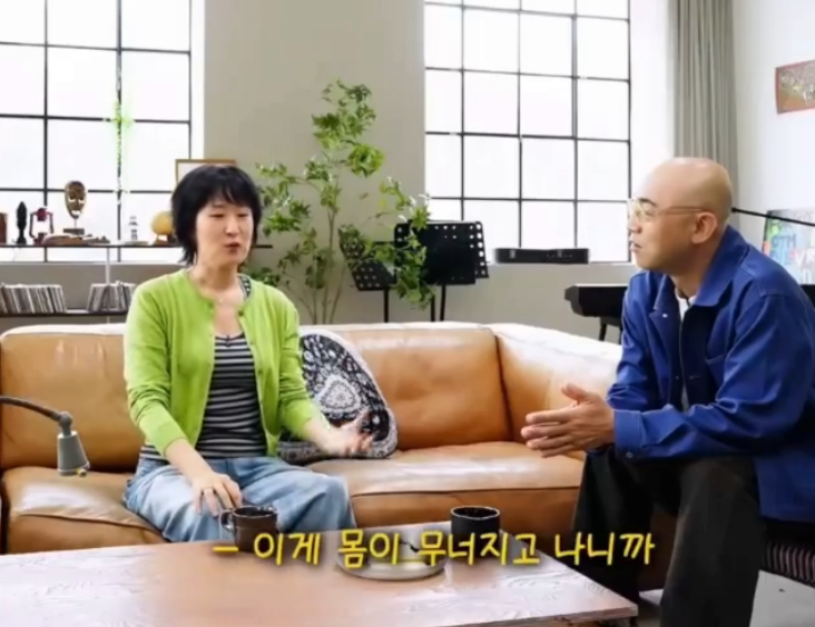 laterinfo_'s tweet photo. 뮤지션 선우정아가 몸이 무너지고 나서야 깨달은 것
진짜 잘 사는 건 화려한 성취가 아니라 '일상을 컨트롤할 줄 아는 능력'이라는 거임.

한때 그는 워커홀릭의 삶을 잘 사는 삶이라 믿었음. 타고난 재능도 있고 실제로 열심히 하기도 했으니까, '내가 잘하는 한 가지로 인정받고 열심히 사는 게 잘 사는 것'이라 생각한 거임. 잠 안 자도 계속할 수 있다며 끝까지 달려드는 자기 모습을 스스로 즐기기까지 했음.

근데 그렇게 무리한 끝에 몸이 무너졌음. 그리고 그제야 중요한 걸 깨달았다고 함. 결국 자기 일상을 챙길 줄 아는 사람이 오래 일할 수 있다는 것. 인생은 아직 한참 남았는데, 끝까지 달리기만 하는 방식으로는 그 긴 시간을 버틸 수 없다는 것.

그가 내린 결론은 명확함. 최대한 오랫동안 음악을 하고 싶은데, 그러려면 일상을 컨트롤하지 못하면 그게 불가능하다는 거임. 좋아하는 일을 오래 지속하는 힘은 열정이 아니라, 지치지 않게 나를 관리하는 데서 나온다는 얘기임.

그러니 지금 끝까지 달리고 있다면, 무너지기 전에 한 번쯤 돌아볼 것. 오래 가려면 속도가 아니라 일상을 붙잡아야 하니까.