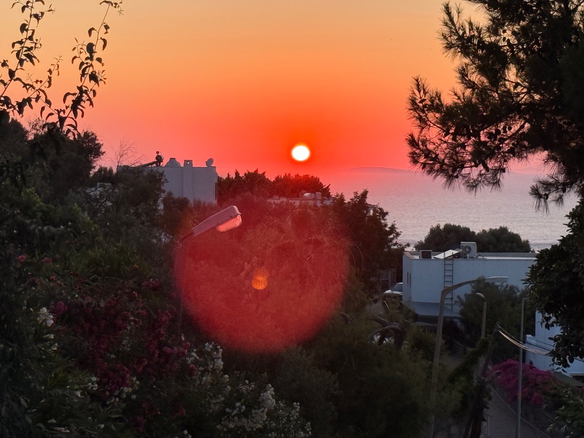 Sebnem_hydro's tweet photo. Her yokuşun sonunda böyle bir günbatımı varsa, çıkmaya değer. 🧿🌅

#Bodrum #Sunset #StunningView https://t.co/FGWvekk9JI