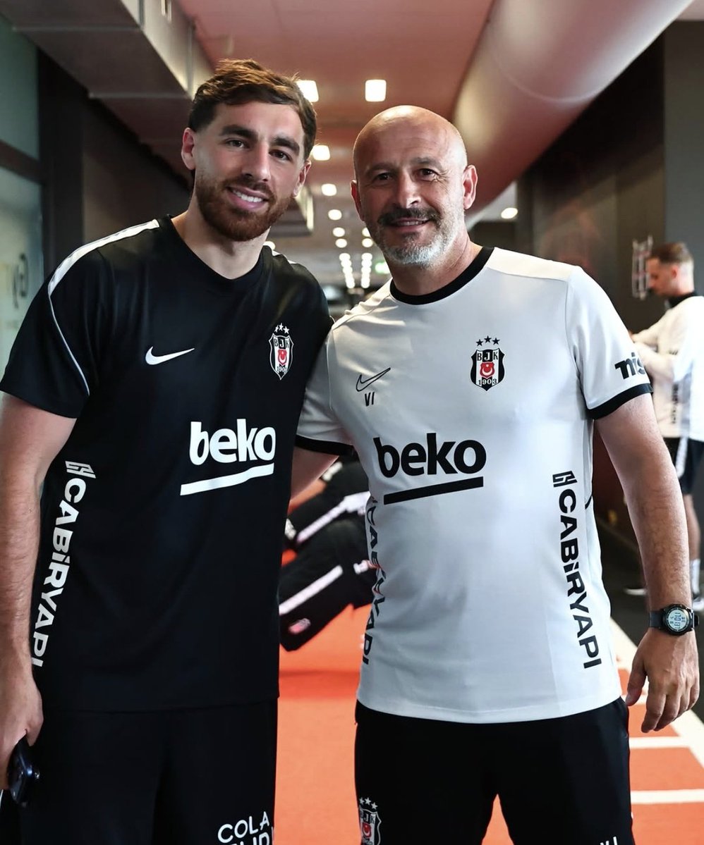 BusraBjkm's tweet photo. Orkun'um gelmiş 🤝
Yüzündeki mutluluğa bakın adam Beşiktaş'ı yaşıyor resmen ❤️🦅 https://t.co/cR1fVjs8Le