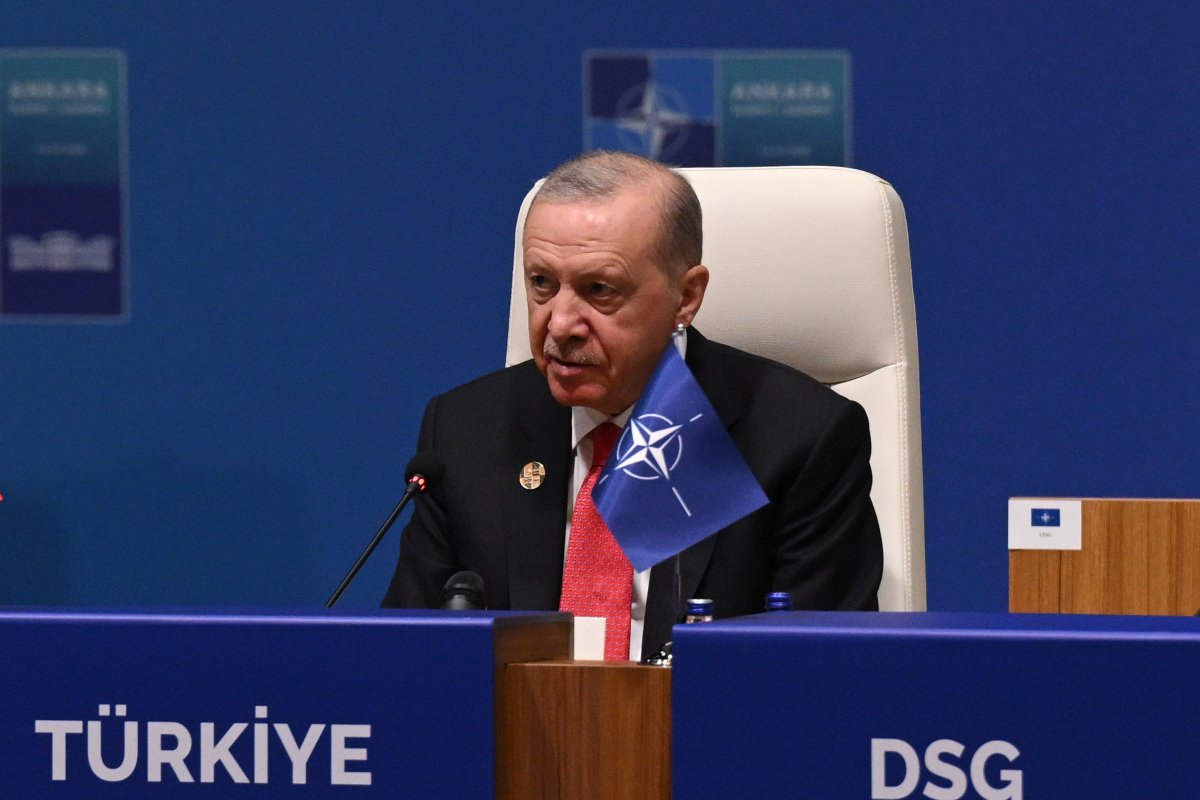 RTErdogan's tweet photo. Türkiye olarak Soğuk Savaş sonrası dönemin barış hasılasından Avrupalı dostlarımız kadar istifade edemedik.

Birçok kriz ve çatışma bizim çevremizde yaşandı.

Ama bugün savunma harcamaları, askerî yetenekler ve savunma sanayisinde birçok müttefikten hayli ilerideyiz. #NATOsummit https://t.co/TJEu9M4jwc