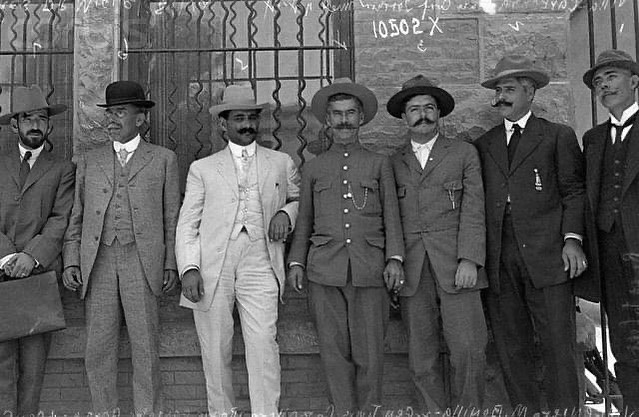 MuseoPresidente's tweet photo. 8 de julio de 1914.- En #Torreón, #Coahuila, tras 4 días de conferencias entre representantes de la División del Norte y del Noreste del Ejército Constitucionalista, se suscribe el “Pacto de Torreón”. 
La División del Norte continuaría bajo el mando del General Francisco Villa, quien a su vez reconoce a Don Venustiano Carranza como Jefe del Ejército Constitucionalista y que al triunfo de la Revolución se convocaría a elecciones y a una Convención para designar Presidente de la República.