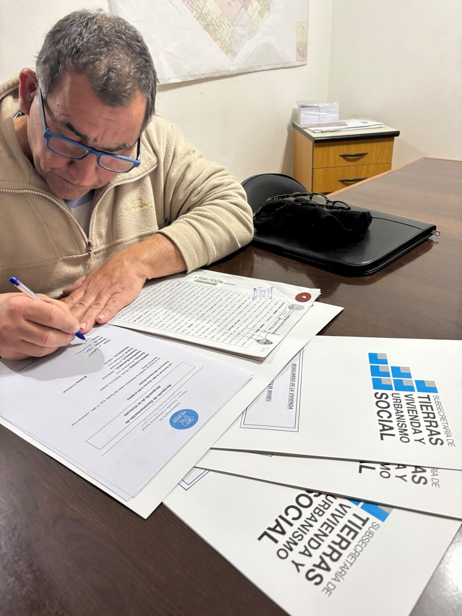 segoviajuliand's tweet photo. Hoy 9 flias. retiraron su "Resguardo de la Vivienda" (ley 14394), acto jurid. que protege la misma de cualquier embargo. 
Son 42 las flias. que este año proteg. su hogar.
gestión gratuita realizada por  la of. de la Subsec. de Tierras, Viv. y Urb. Soc. de la Munic. de San Miguel. https://t.co/ib5o1J656u